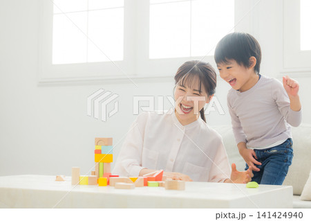 積み木で遊ぶ親子 積み木で遊ぶ親子 141424940