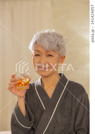 ウィスキーを飲むシニア ウィスキーを飲むシニア 141424957