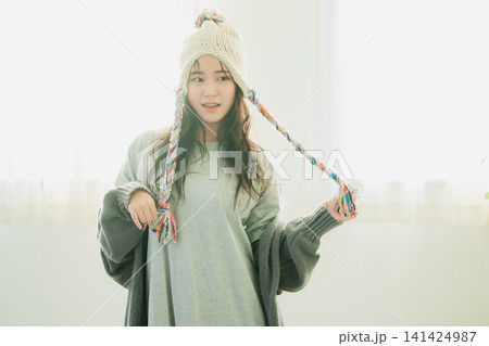 ニット帽の女性のポートレート ニット帽の女性のポートレート 141424987