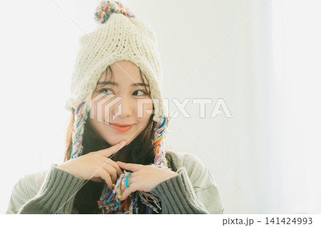 ニット帽の女性のポートレート ニット帽の女性のポートレート 141424993