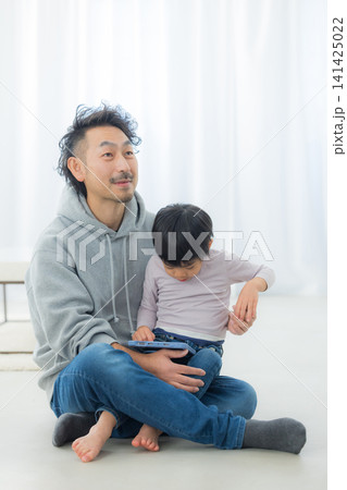 児童と遊ぶ男性 児童と遊ぶ男性 141425022