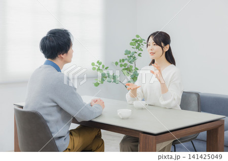 会話するカップル 会話するカップル 141425049