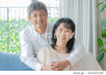 仲良しのシニア夫婦 141425109