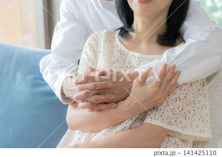 仲良しのシニア夫婦 141425110