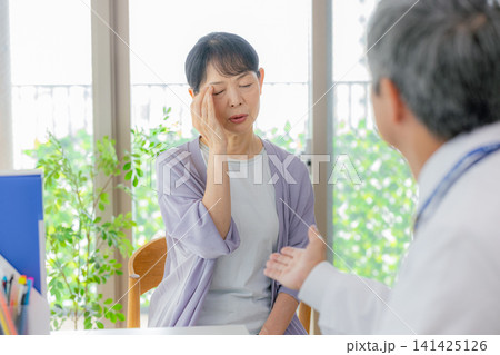 診察を受けるシニア女性と医者 141425126