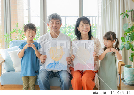 敬老の日で似顔絵をプレゼントする孫 敬老の日で似顔絵をプレゼントする孫 141425136