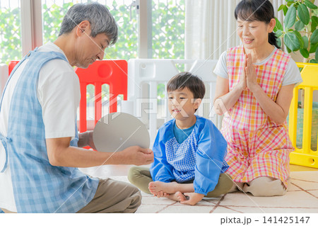 保育園で遊ぶ子供たちと保育士 保育園で遊ぶ子供たちと保育士 141425147