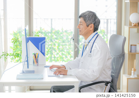 診察する医師 診察する医師 141425150