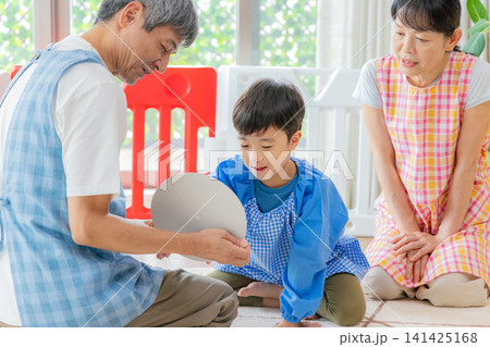 保育園で遊ぶ子供たちと保育士 保育園で遊ぶ子供たちと保育士 141425168