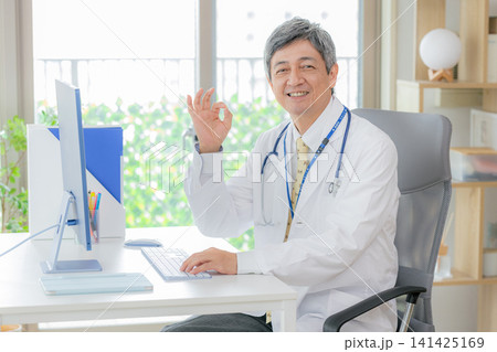 診察する医師 141425169