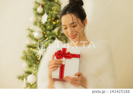 プレゼントを持つ女性 プレゼントを持つ女性 141425188