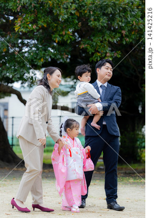 若い家族、親子、七五三、屋外、家族 若い家族、親子、七五三、屋外、家族 141425216