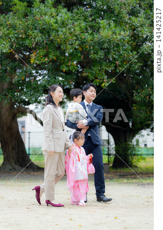 若い家族、親子、七五三、屋外、家族 若い家族、親子、七五三、屋外、家族 141425217