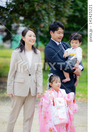 若い家族、親子、七五三、屋外、家族 若い家族、親子、七五三、屋外、家族 141425221