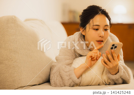 夜スマホを見る女性   141425248