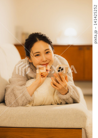 夜スマホを見る女性 夜スマホを見る女性 141425252