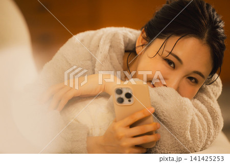 夜スマホを見る女性   141425253