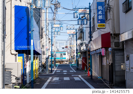 【雑色商店街】商店街を通過する京浜東北線の電車 【雑色商店街】商店街を通過する京浜東北線の電車 141425575