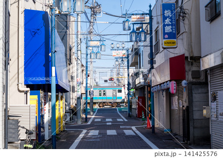 【雑色商店街】商店街を通過する京浜東北線の電車 【雑色商店街】商店街を通過する京浜東北線の電車 141425576