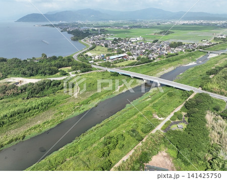【空撮】琵琶湖へ注ぐ安曇川河口と美しい水辺風景 【空撮】琵琶湖へ注ぐ安曇川河口と美しい水辺風景 141425750