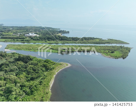 【空撮】琵琶湖へ注ぐ安曇川河口と美しい水辺風景 【空撮】琵琶湖へ注ぐ安曇川河口と美しい水辺風景 141425753