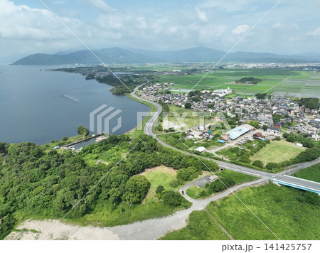 【空撮】琵琶湖へ注ぐ安曇川河口と美しい水辺風景 141425757
