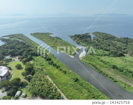 【空撮】琵琶湖へ注ぐ安曇川河口と美しい水辺風景 141425758