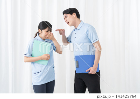女性スタッフに怒る男性スタッフ 女性スタッフに怒る男性スタッフ 141425764