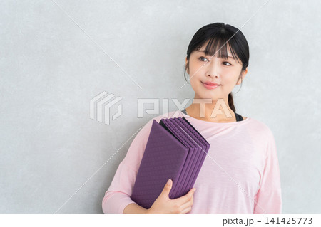 ヨガウェアの若い女性 ヨガウェアの若い女性 141425773