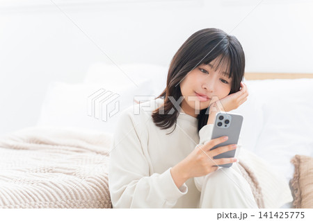 スマホを使う女性 スマホを使う女性 141425775