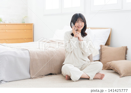 スマホで通話する女性 スマホで通話する女性 141425777