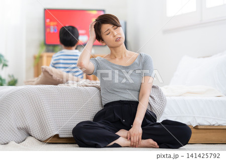 小学生の子供が夏休みにゲームをやめないで遊びストレスな母親 小学生の子供が夏休みにゲームをやめないで遊びストレスな母親 141425792