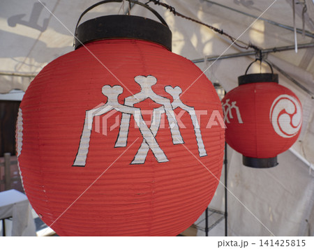 京都の夏夜を彩る、祇園祭の格式高き赤提灯と神紋 141425815