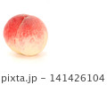 桃　丸ごと1個　明るい背景 141426104