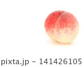 桃　丸ごと1個　明るい背景 141426105