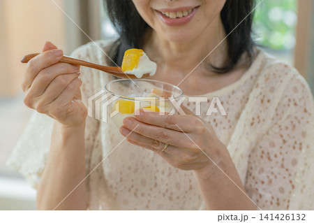 朝食を食べる女性 朝食を食べる女性 141426132
