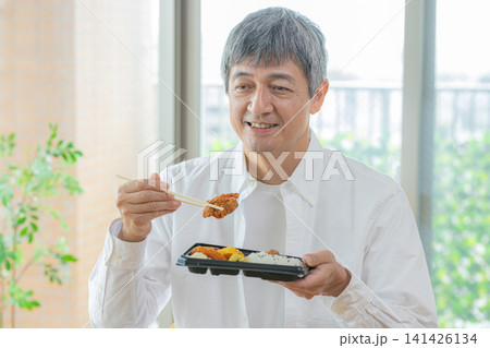 食事をするシニア男性 食事をするシニア男性 141426134