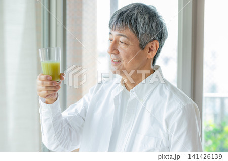 青汁を飲む男性 141426139