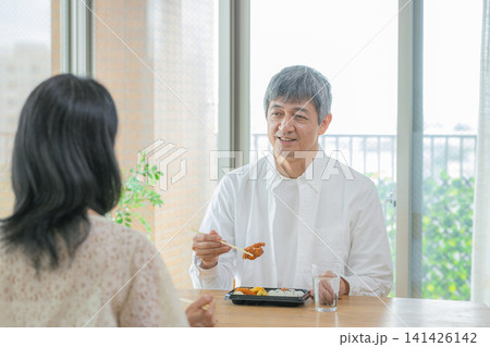 食事をするシニア夫婦 食事をするシニア夫婦 141426142