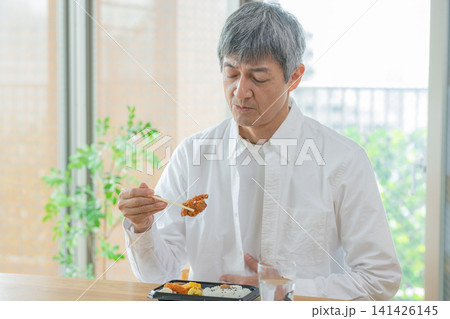 食事をするシニア男性 食事をするシニア男性 141426145