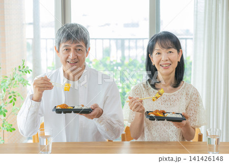 お弁当を食べるシニア夫婦 141426148