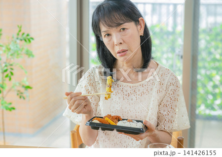 お弁当を食べるシニア女性 ネガティブ お弁当を食べるシニア女性 ネガティブ 141426155