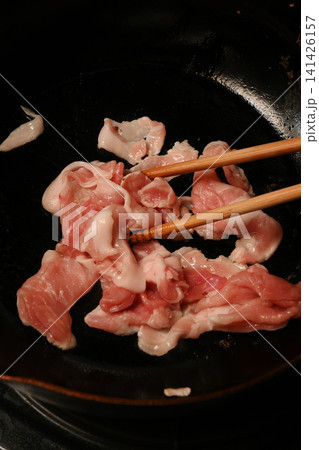 豚肉を炒めている様子 豚肉を炒めている様子 141426157