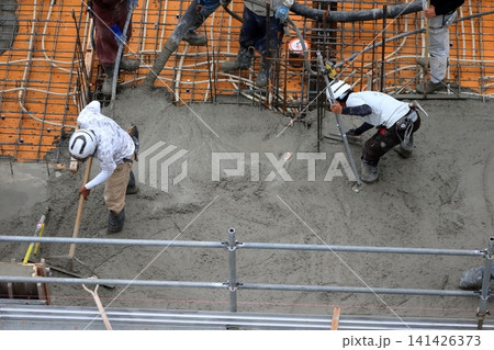 集合住宅のスラブコンクリート打設状況(土間工) 集合住宅のスラブコンクリート打設状況(土間工) 141426373