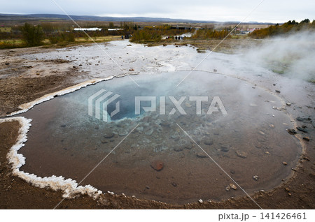 湯気を上げるゲイシールの地熱温泉池（アイスランド） 141426461