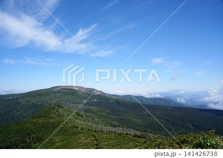 青空と稜線の登山道 141426738