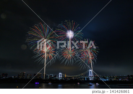 夜空に広がるカラフルな花火 141426861