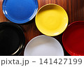 皿とダイニングテーブル 141427199