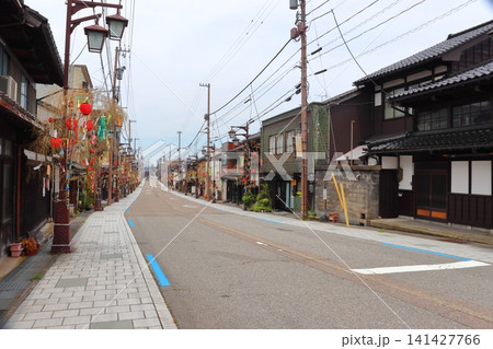 七夕で装飾された井波の街並み(富山県南砺市 県道27号) 七夕で装飾された井波の街並み(富山県南砺市 県道27号) 141427766