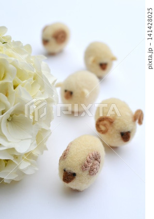 クリーム色の紫陽花のラウンドブーケと羊毛フェルトの羊 クリーム色の紫陽花のラウンドブーケと羊毛フェルトの羊 141428025